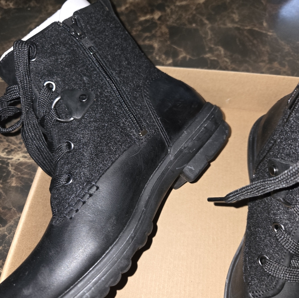 Boots - Picture 4 of 5